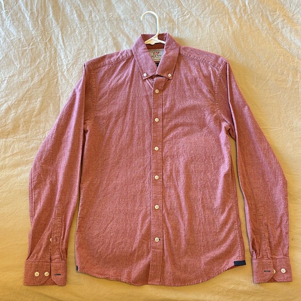 Men’s casual no tuck dress shirt size small slim fit